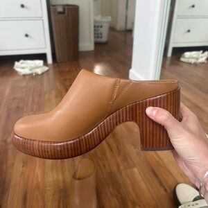 EUC Vince Navina Leather Women's Clogs